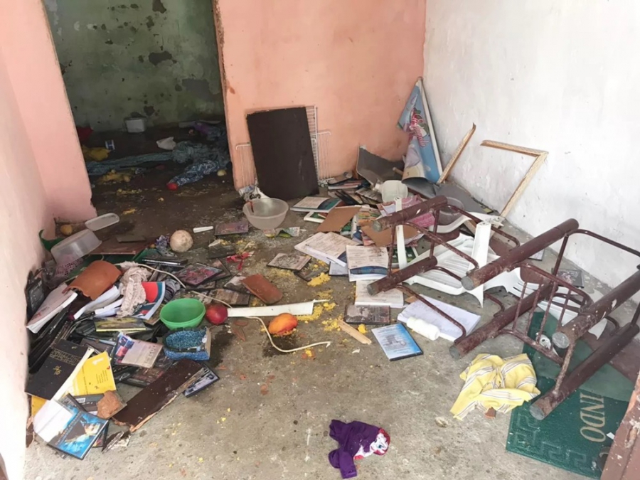 Usuário de drogas quebra móveis de casa na frente da esposa e filhos