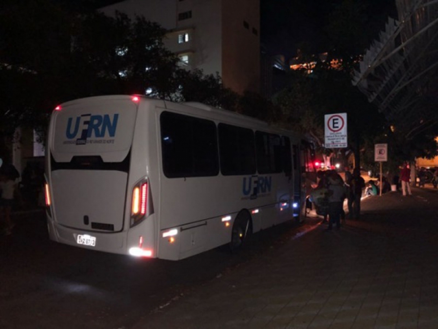 Micro-ônibus da UFRN é usado para transportar integrantes do MST após protesto em Natal