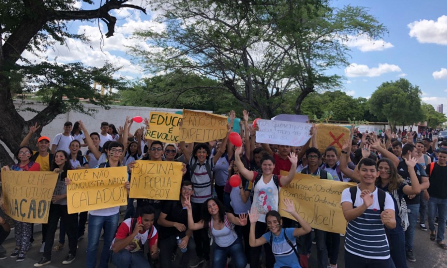 Alunos protestam contra falta de estrutura em escola estadual de Mossoró