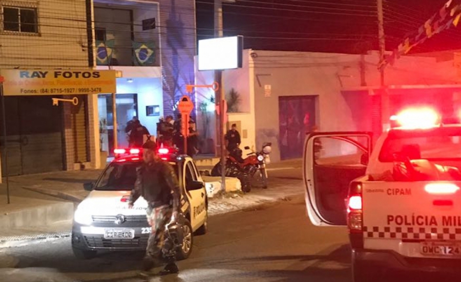 Dupla se entrega após manter refém durante assalto a panificadora em Mossoró