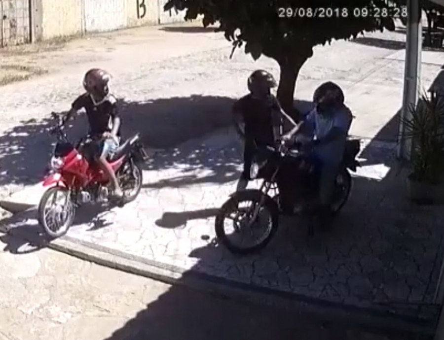Câmeras de segurança flagram assaltantes roubando moto em Mossoró