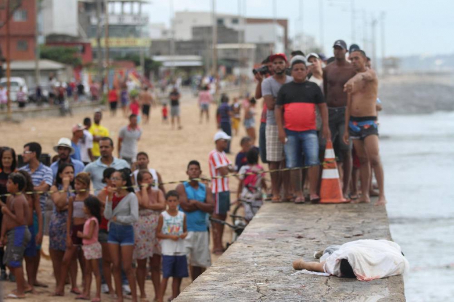 Helicóptero da Rede Globo cai próximo a praia no Recife e deixa dois mortos