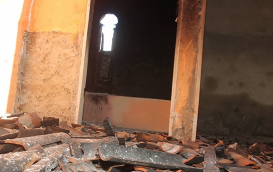 Bandidos armados invadem casa e ateiam fogo; um é baleado e outro queimado