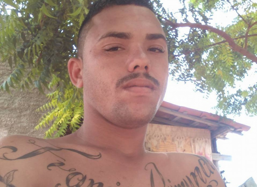 Homem é morto a tiros enquanto bebia com a esposa em bar no RN