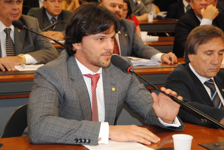 Movimentação de Fábio Faria busca evitar isolamento político do governo
