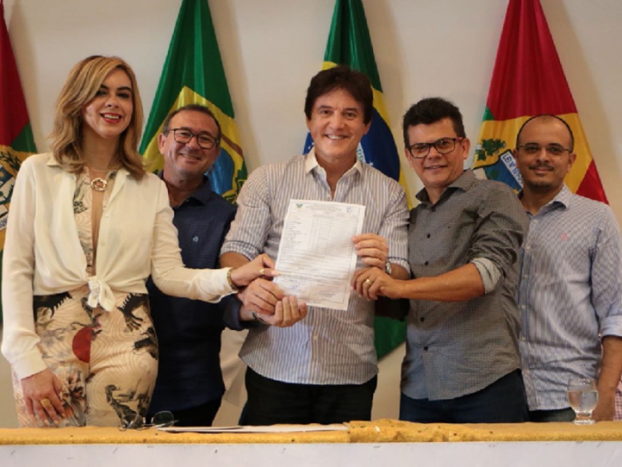 Robinson assina ordem de serviço para construção de escola em Caraúbas