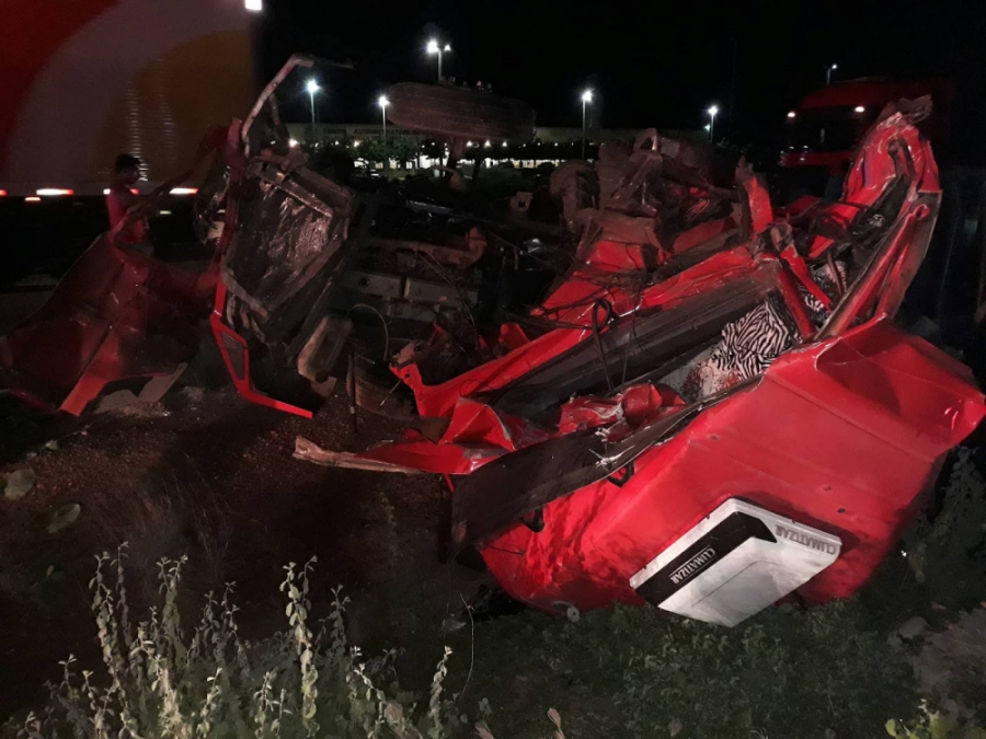 Motorista fica ferido após colisão entre carretas na BR-304, em Mossoró