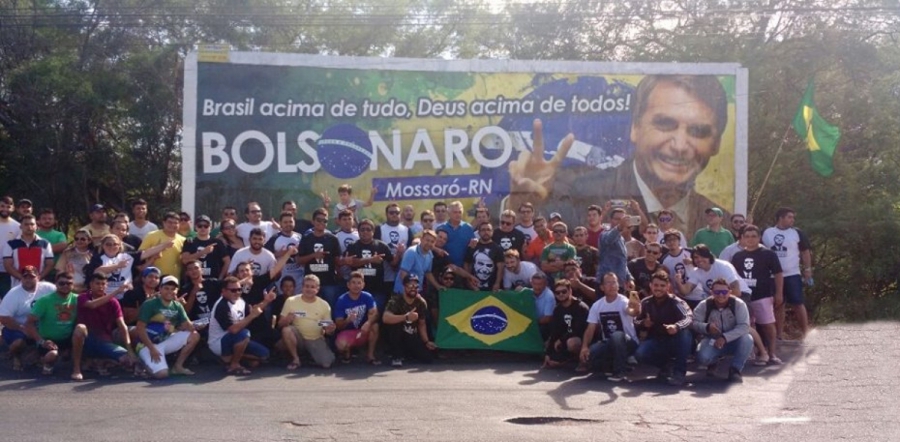 Apoiadores de Bolsonaro realizam carreata em defesa do voto impresso neste domingo
