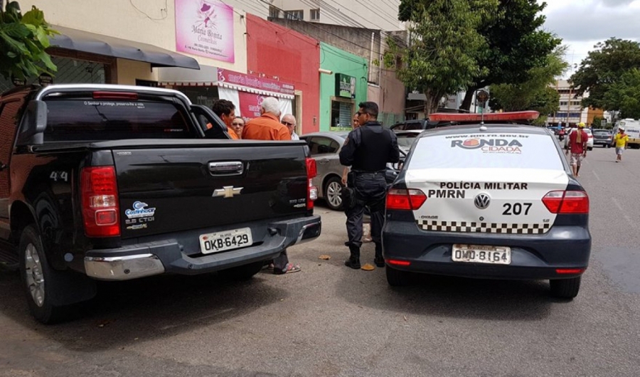 Bandido bloqueia travamento de carro e rouba bolsa de mulher em Mossoró