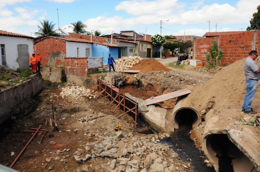 Serviços de drenagem em canais são realizados em Mossoró