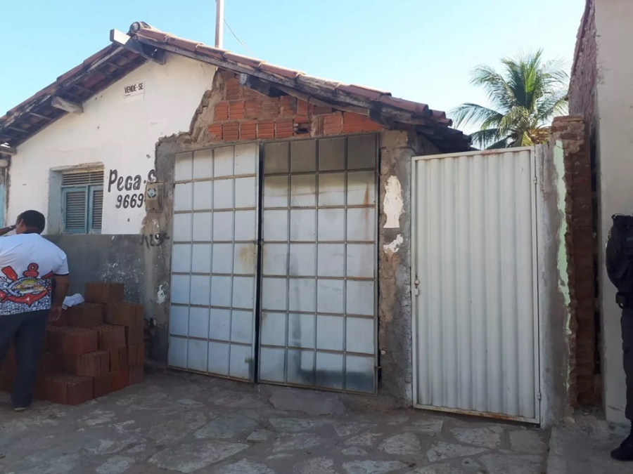 Criminosos invadem residência e matam casal a tiros em Mossoró