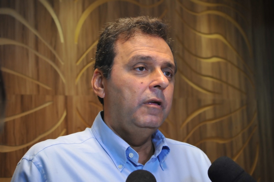 Carlos Eduardo promete combater violência com firmeza