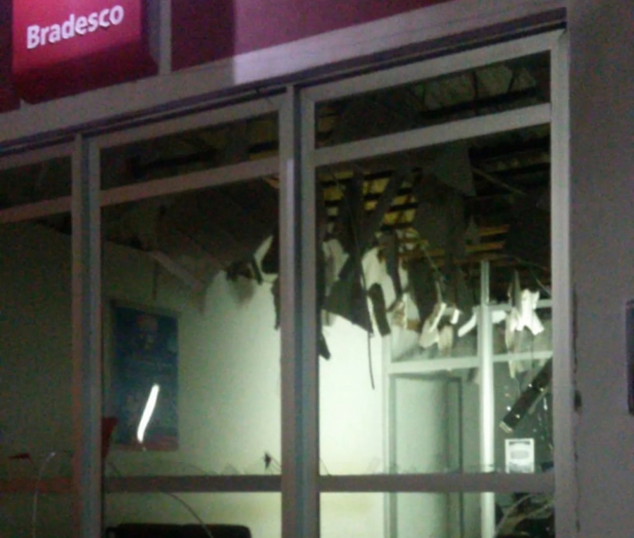 Quadrilha explode caixas de banco e Correios e atira ao alto para intimidar moradores