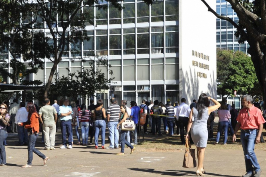 Publicada MP que adia reajuste dos servidores para 2020