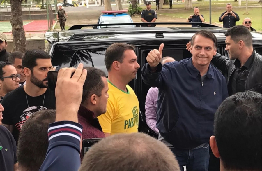 Bolsonaro vota em escola da Vila Militar no Rio de Janeiro