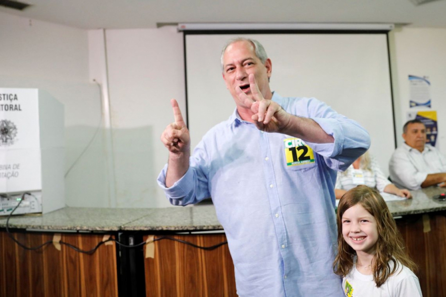 Ciro Gomes vota no Ceará e diz que acredita na vitória