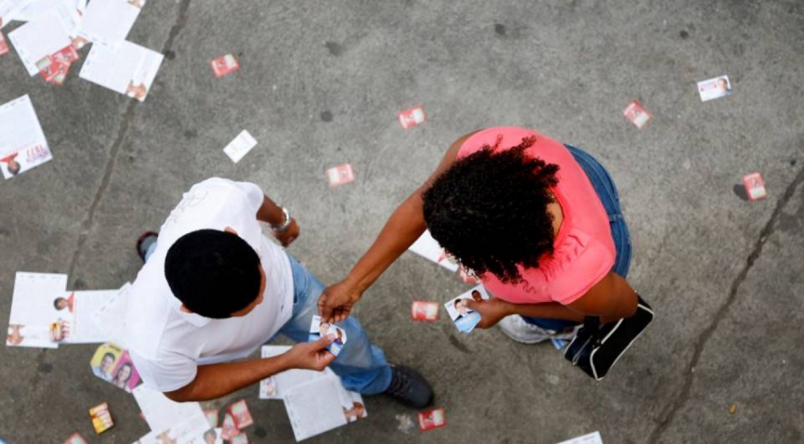 Mulher é presa ao distribuir santinhos em colégio eleitoral