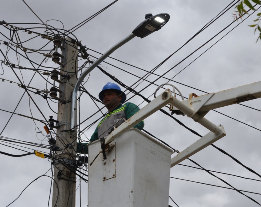 Prefeitura instala lâmpadas de LED em ruas do bairro Planalto 13 de Maio