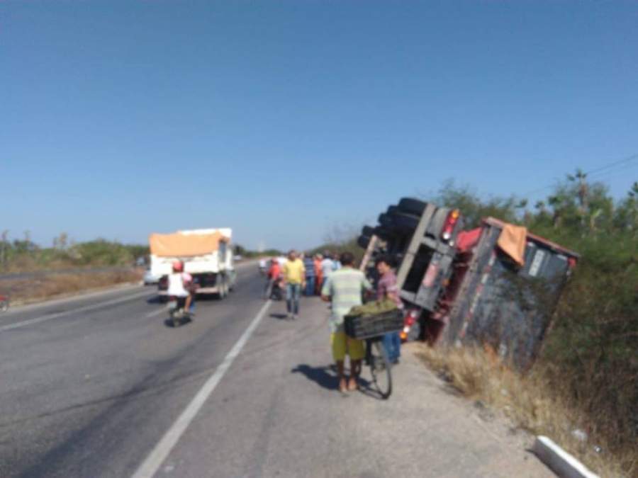 Motorista perde controle da direção e tomba carreta na BR-304, em Mossoró