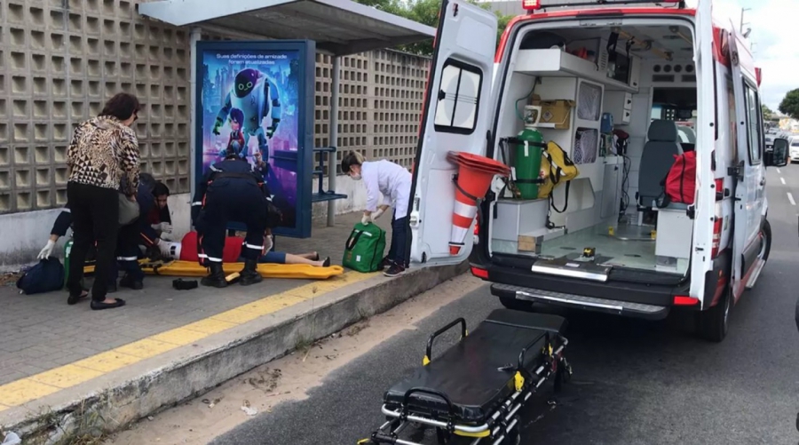 Idosa de 72 anos e homem são baleados durante assalto em parada de ônibus