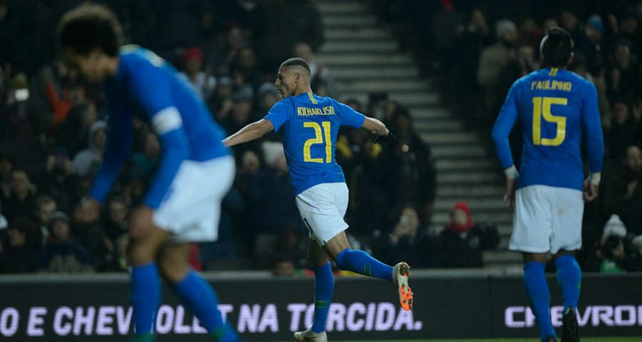 Com gol de Richarlison, Brasil vence Camarões