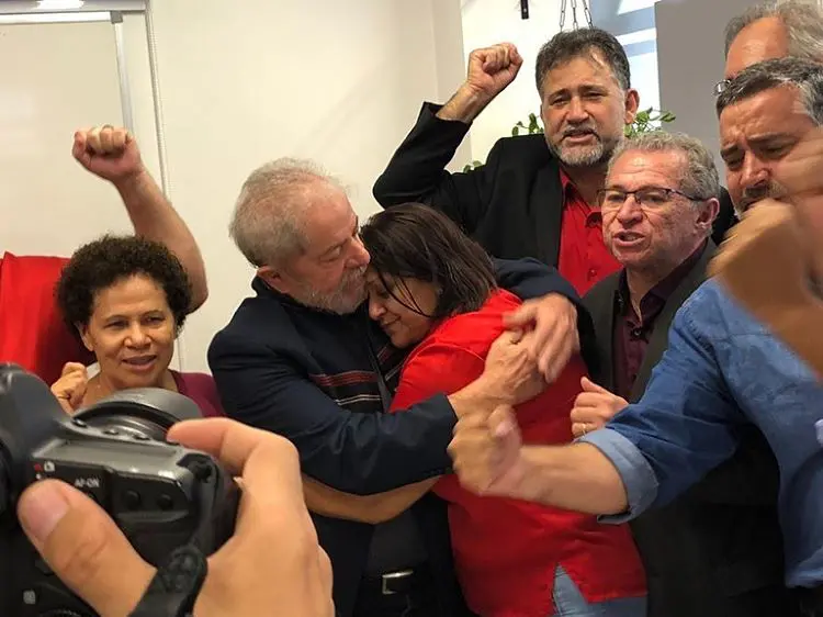 Fátima Bezerra comemora soltura do ex-presidente Lula