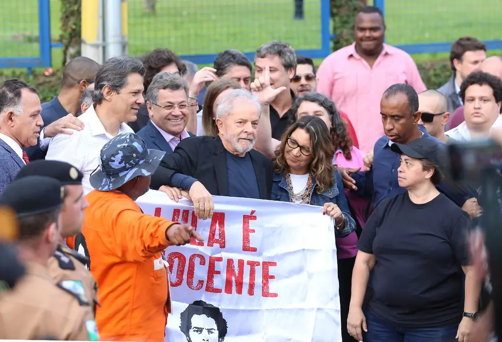 Após decisão do STF, Lula deixa a prisão em Curitiba