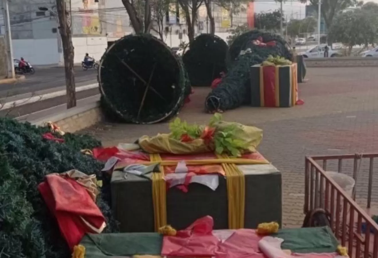 Decoração natalina é abandonada pela Prefeitura de Mossoró