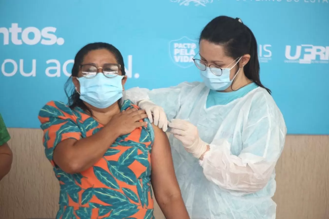 Técnica de Enfermagem é a primeira pessoa a receber a vacina contra a Covid-19 no RN