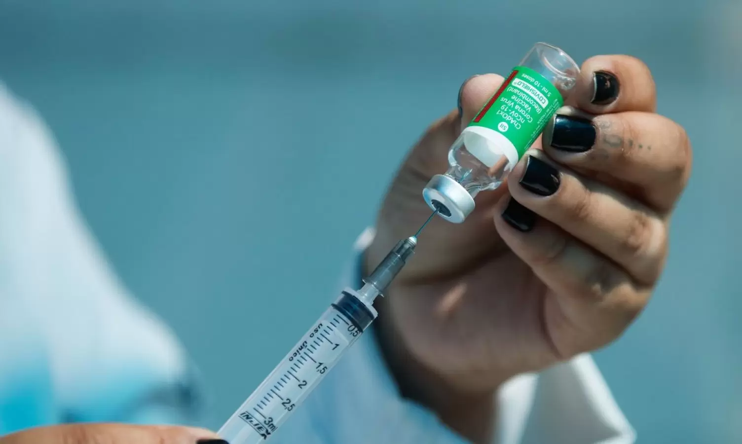 Uma dose de vacina reduz infecção em até 65%, revela estudo