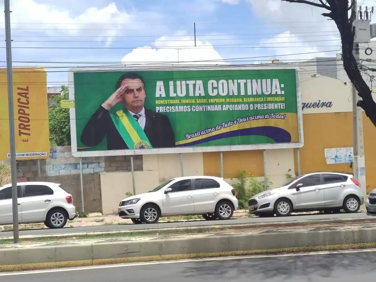 Grupo instala outdoor de apoio a Bolsonaro em Mossoró