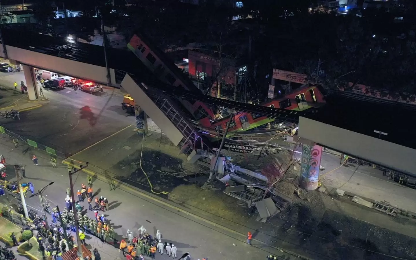 México: queda de viaduto por onde passava metrô deixa mortos e feridos