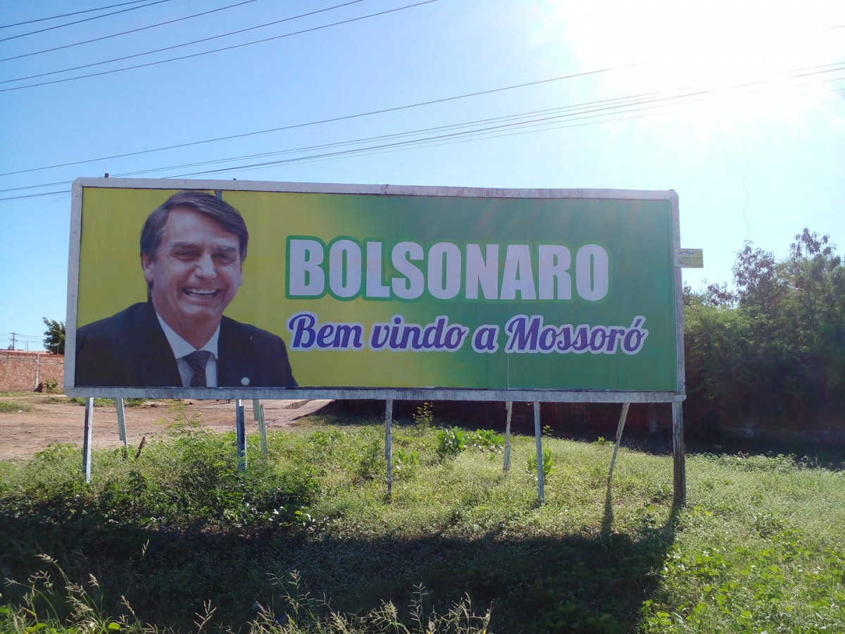 Outdoors de apoio a Bolsonaro são espalhados em Mossoró