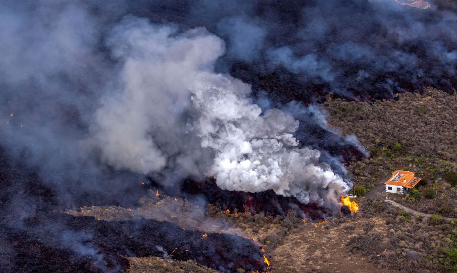 Vulcão de La Palma volta a rugir enquanto lava se aproxima do mar