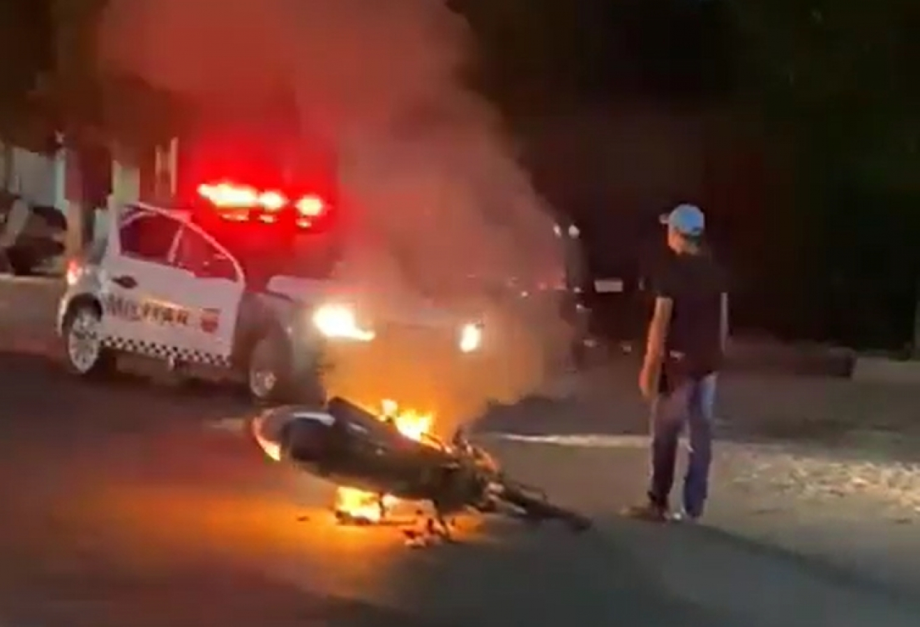 Homem ateia fogo na própria moto e ameaça pessoas com faca no interior do RN