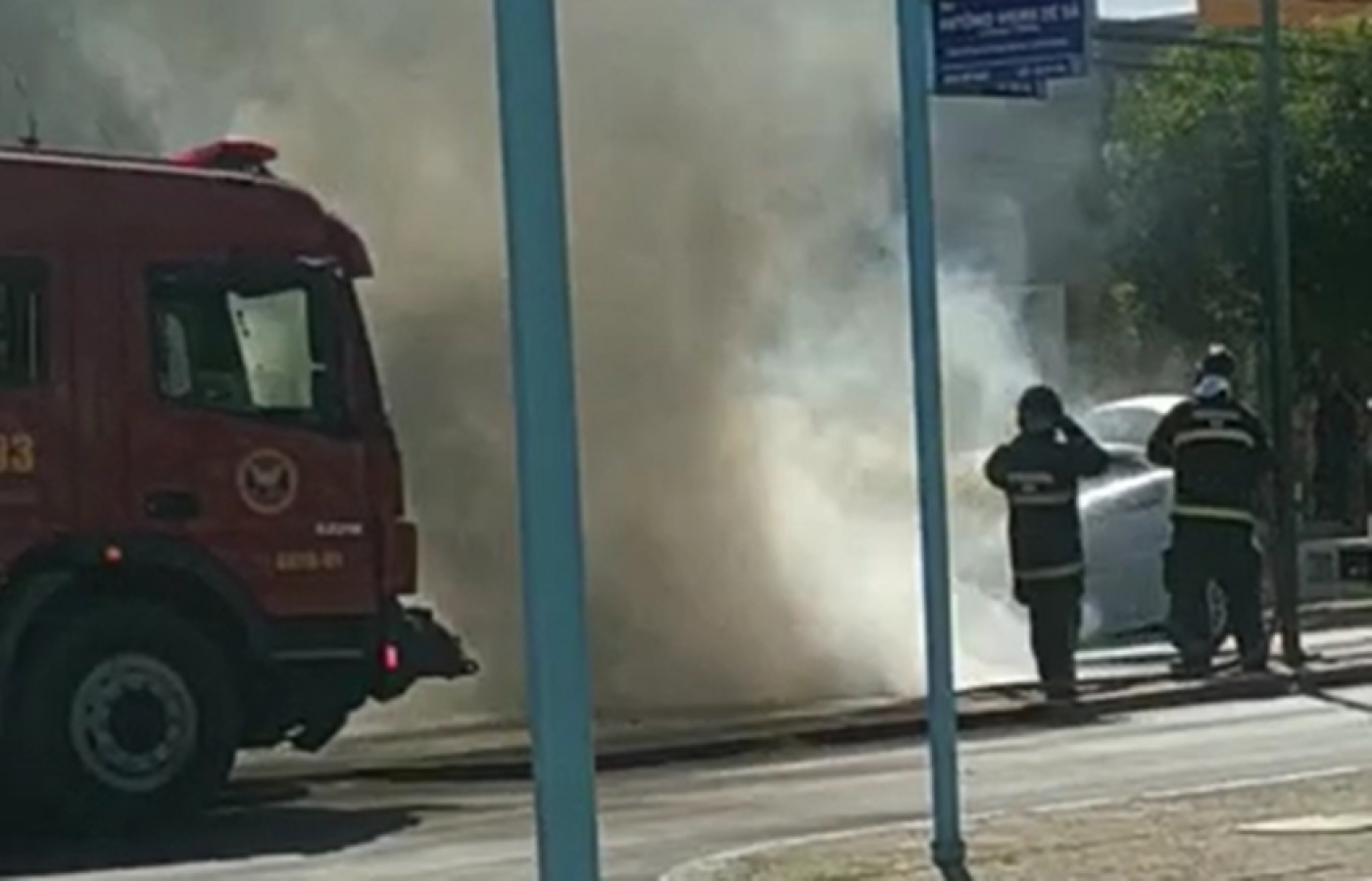 Carro pega fogo na avenida João da Escóssia, em Mossoró