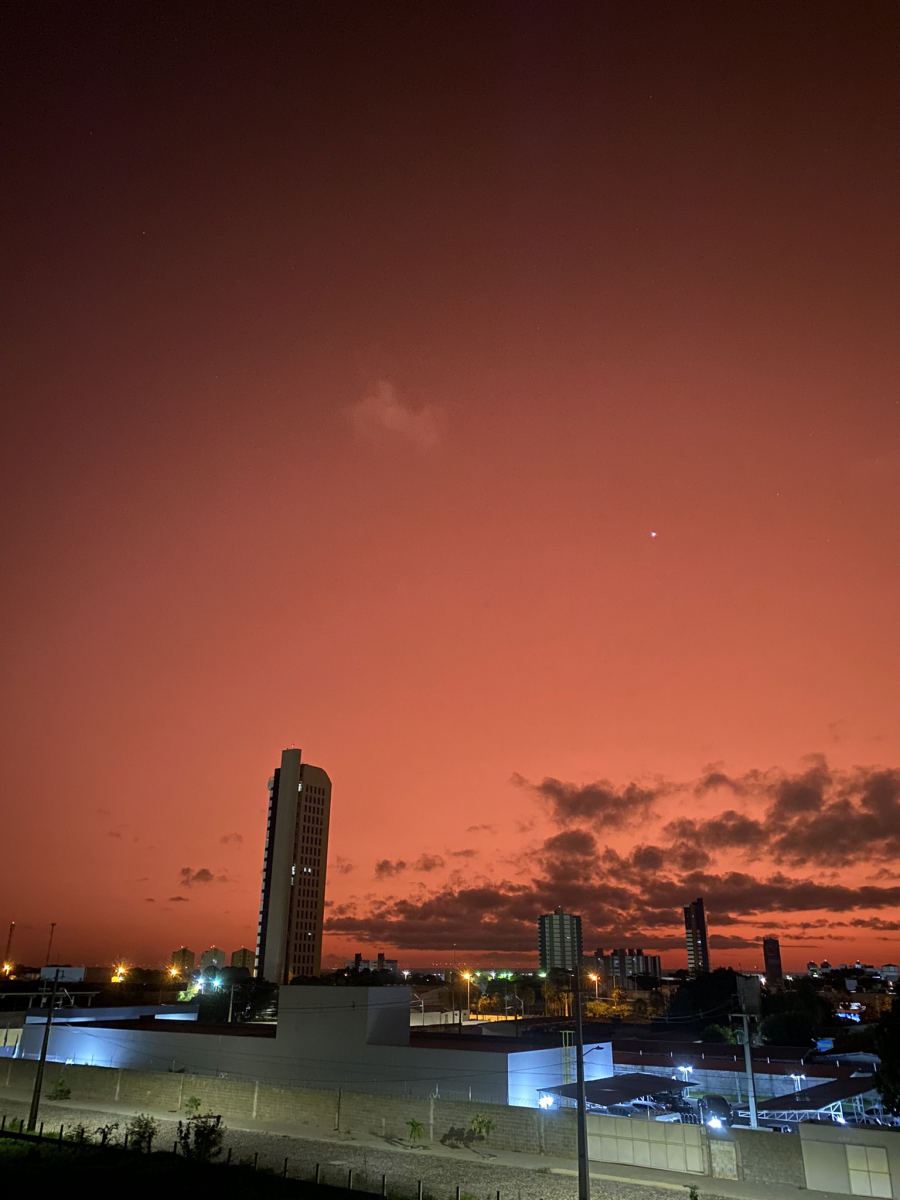 Céu amanhece com tons de vermelho e rosa em Mossoró