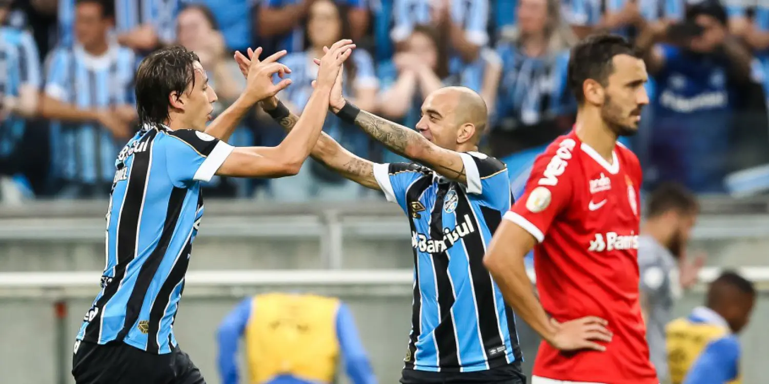Grêmio vence Internacional e abre vantagem sobre rival no Brasileirão