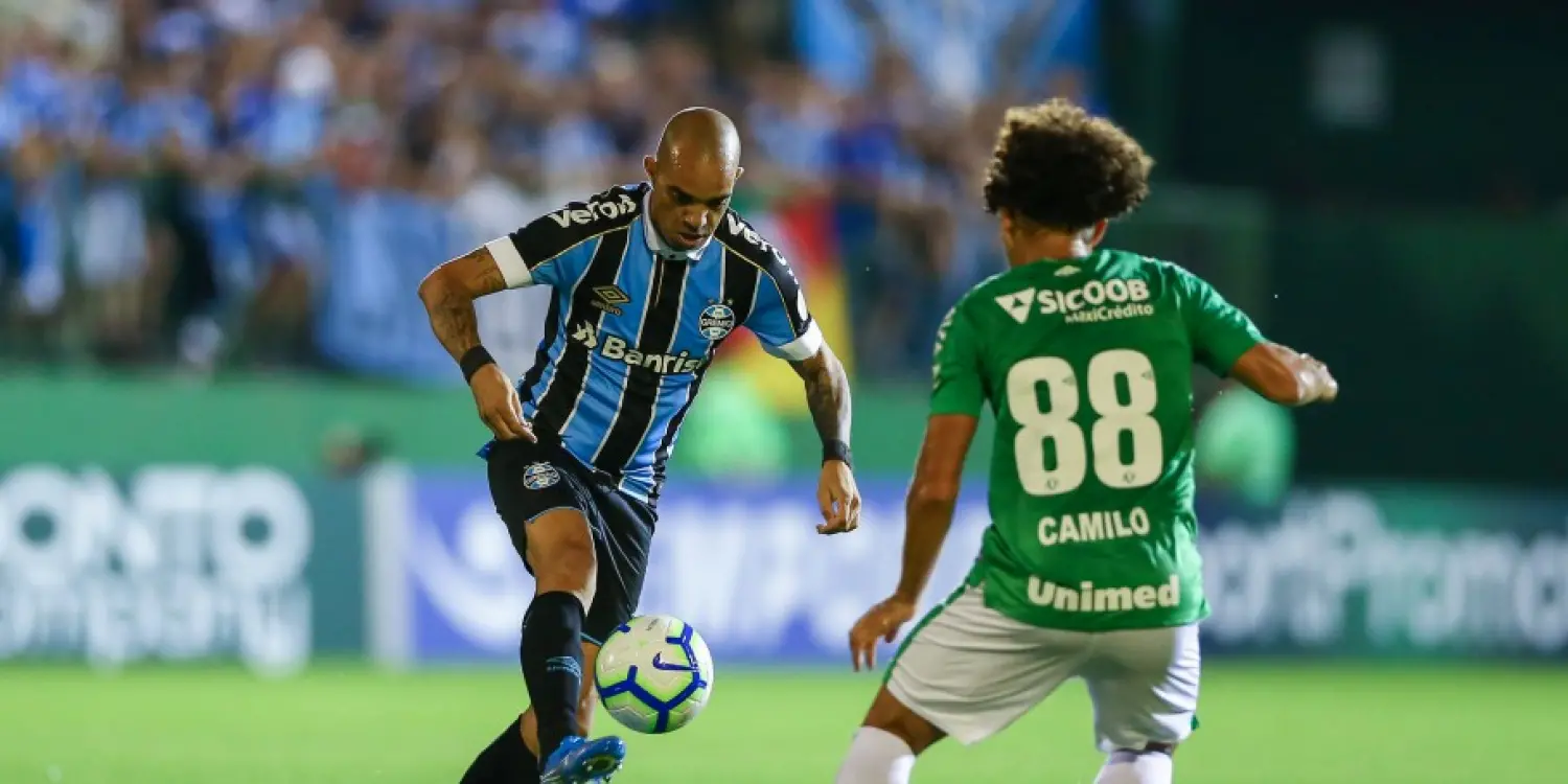 Grêmio derrota a Chapecoense e segue firme no G-4 do Brasileirão