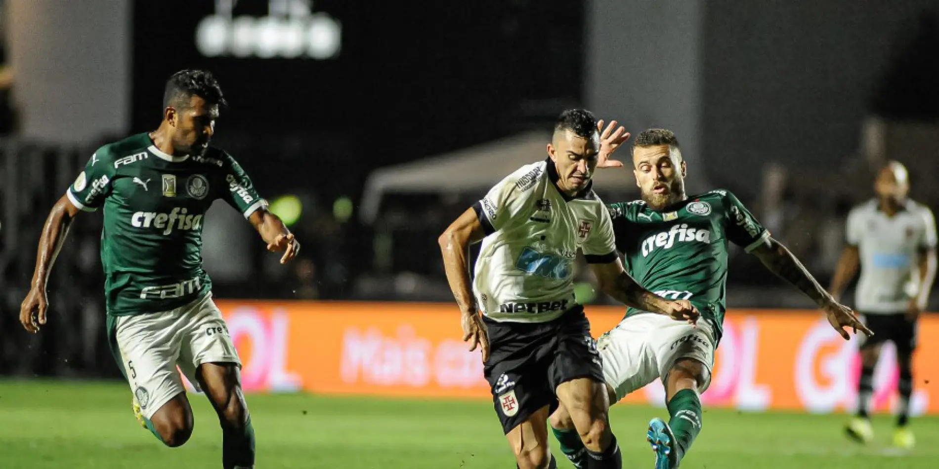 Fora de casa, Palmeiras vence o Vasco e segue na cola do líder