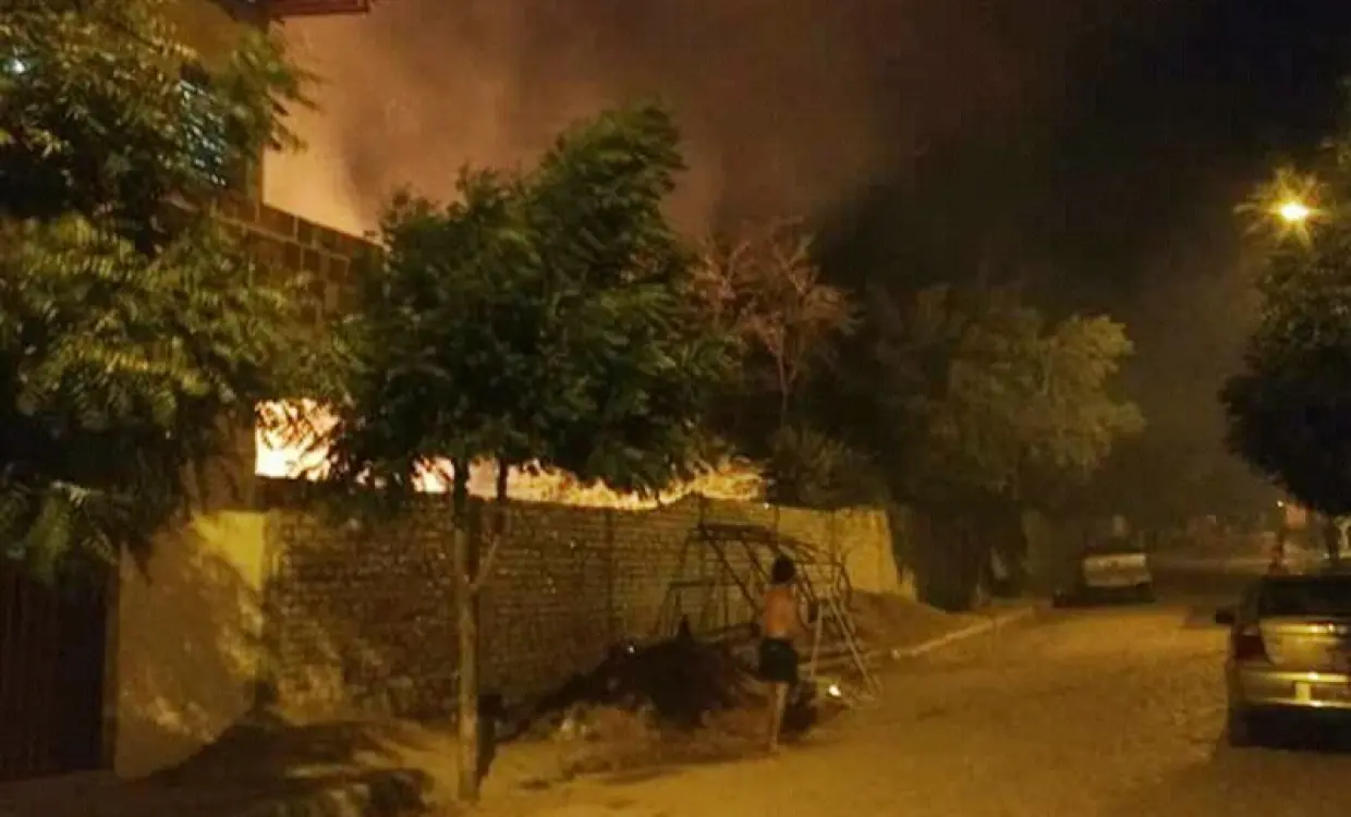 Bombeiros conseguem apagar incêndio dentro de escola em Mossoró