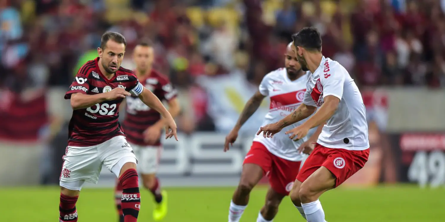 Com dois a mais, Flamengo vence o Internacional no Maracanã
