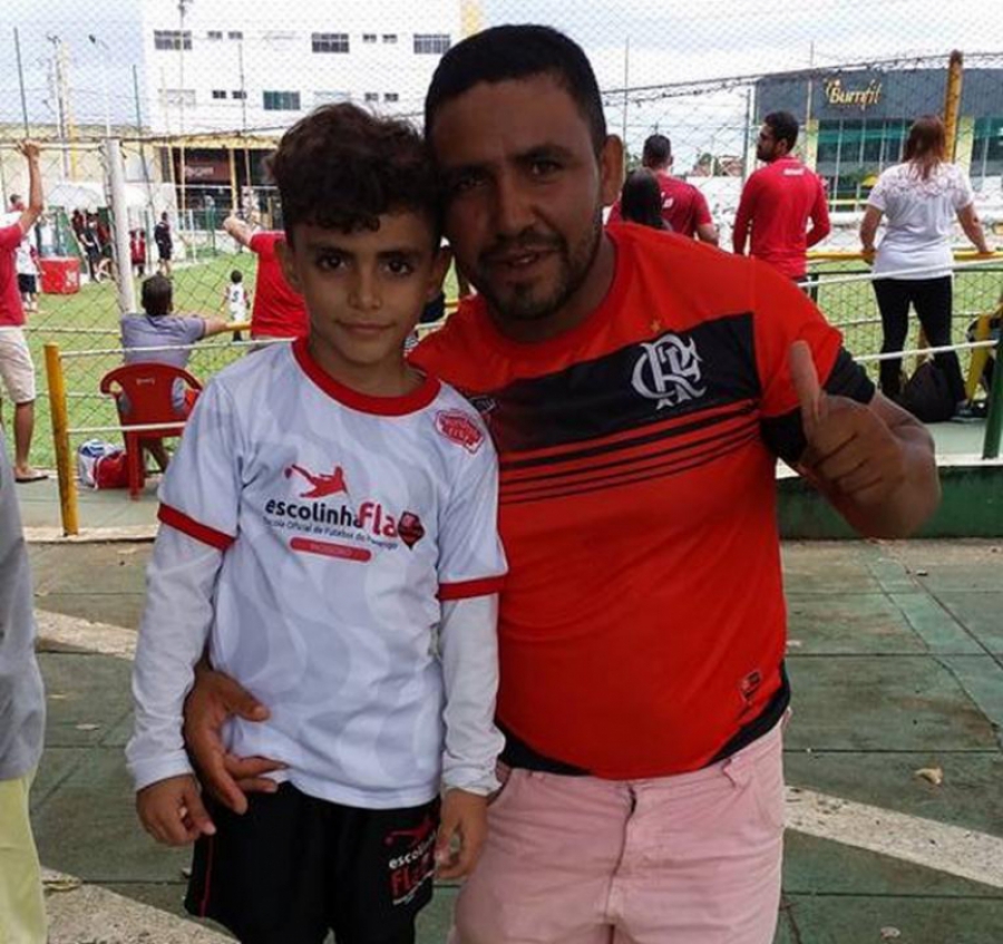 Pai sorteia caixa de açaí para custear testes do filho na base do Flamengo