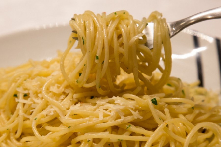 Colocar óleo na água para cozinhar macarrão evita que ele grude?