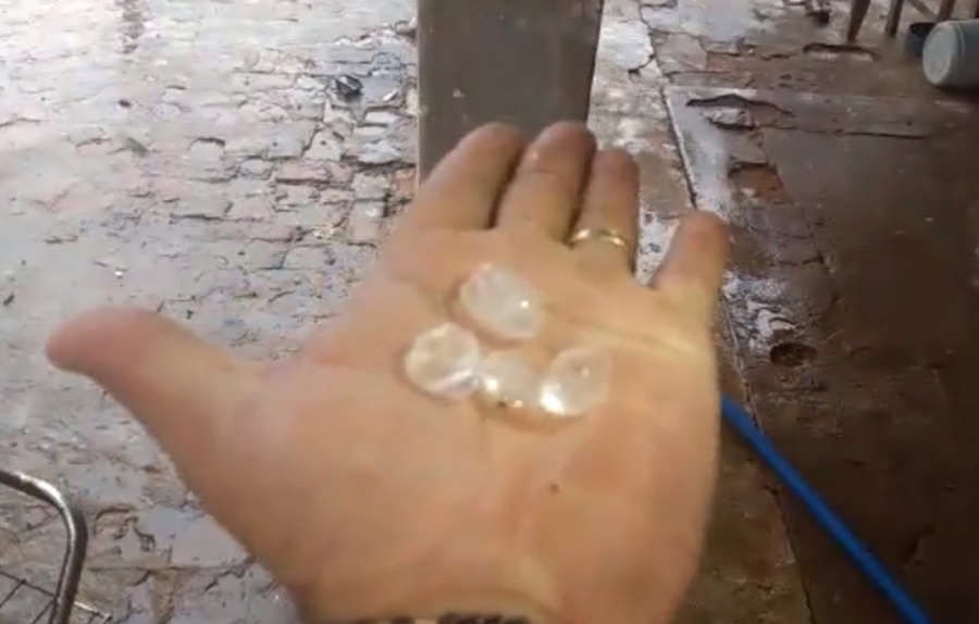 Chuva de granizo surpreende moradores de Triunfo Potiguar: â€œCoisa lindaâ€