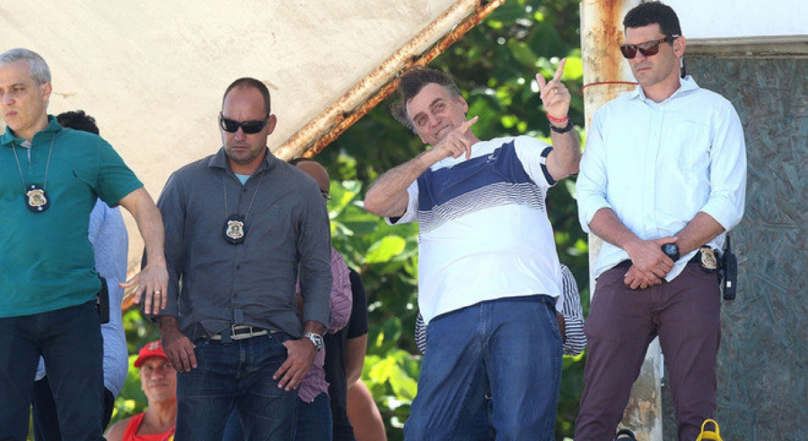 Bolsonaro vai a praia para receber homenagem em show aéreo