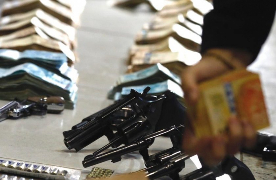 Policiais apreendem armas e mais de R$ 400 mil em casa de João de Deus