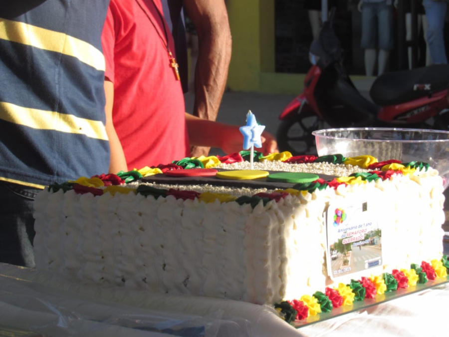 Moradores de Baraúna realizam aniversário de 1 ano de semáforo quebrado