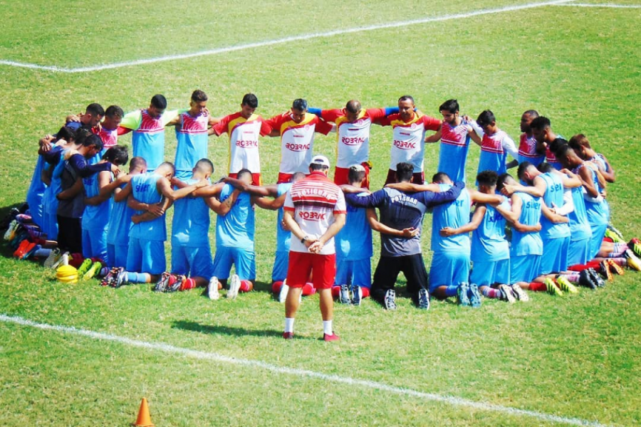 Antes do treino, Potiguar presta homenagem às vítimas de incêndio no CT do Flamengo