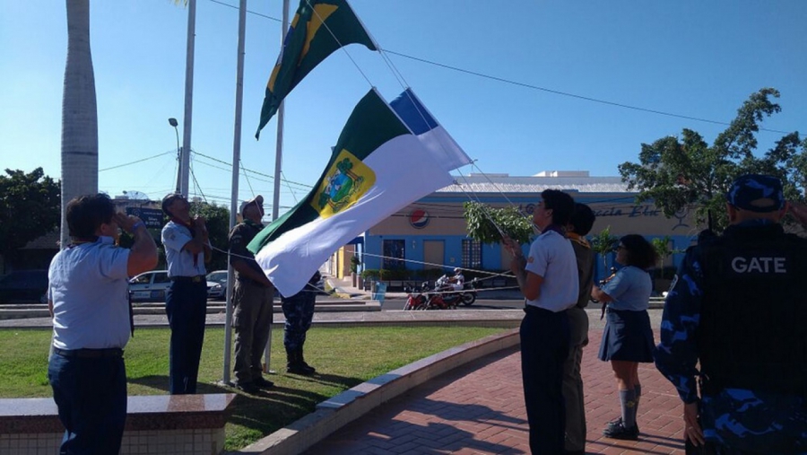 Escoteiros fazem hasteamento das bandeiras do Brasil e de Mossoró